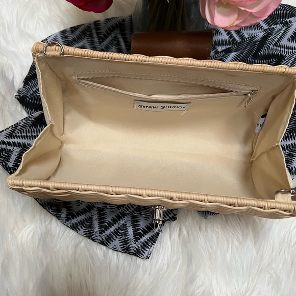NWOT Beautiful Straw clutch bag/with chain to wear over the shoulder - Picture 5 of 6